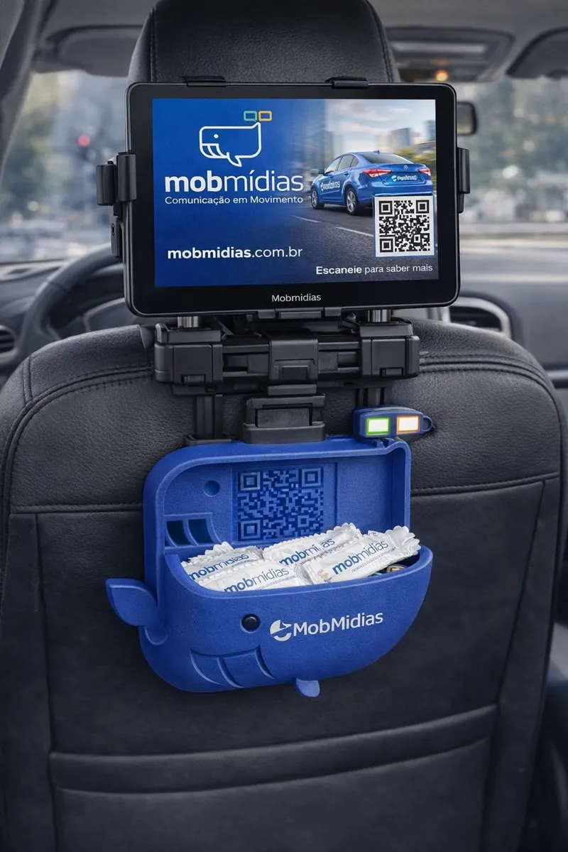 Foto real do dispenser MobMídias instalado no encosto do banco de um carro